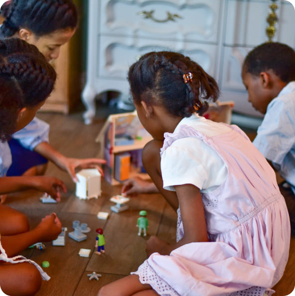 Crianças brincando e aprendendo em ambiente terapêutico